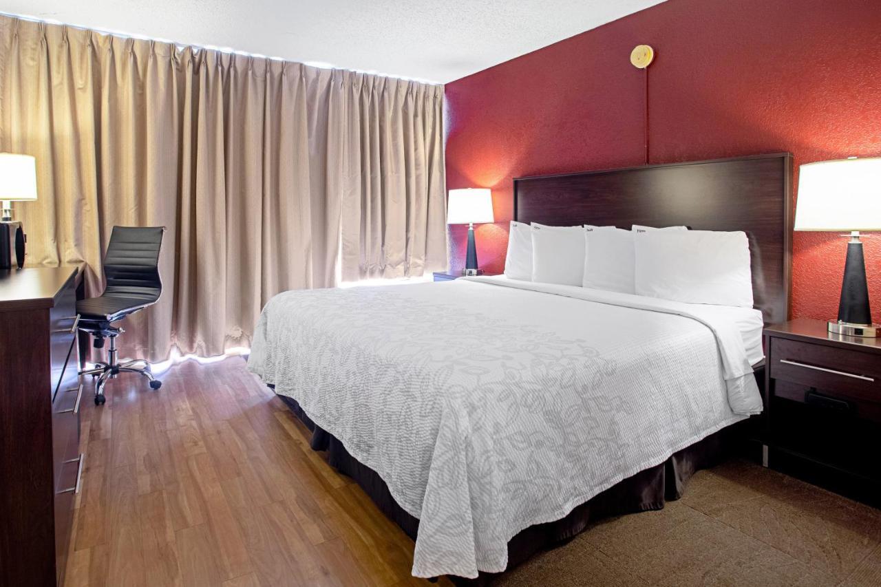 Red Roof Inn Plus+ Wichita East Bagian luar foto