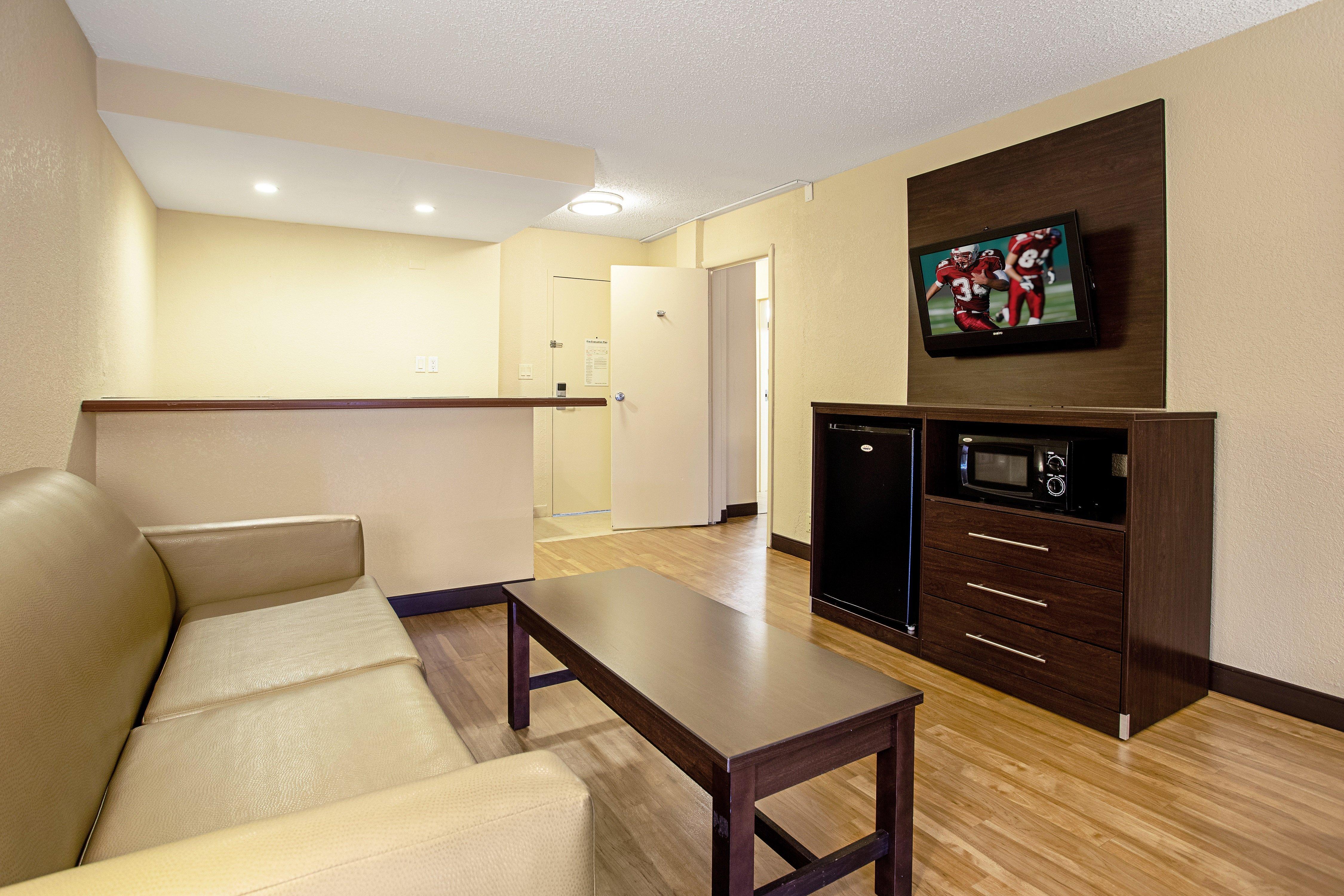 Red Roof Inn Plus+ Wichita East Bagian luar foto