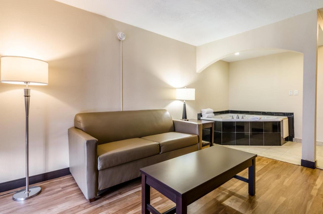Red Roof Inn Plus+ Wichita East Bagian luar foto