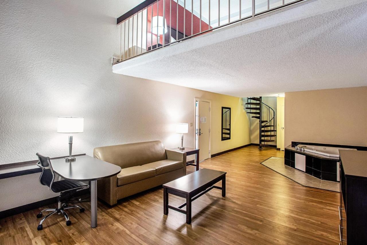 Red Roof Inn Plus+ Wichita East Bagian luar foto