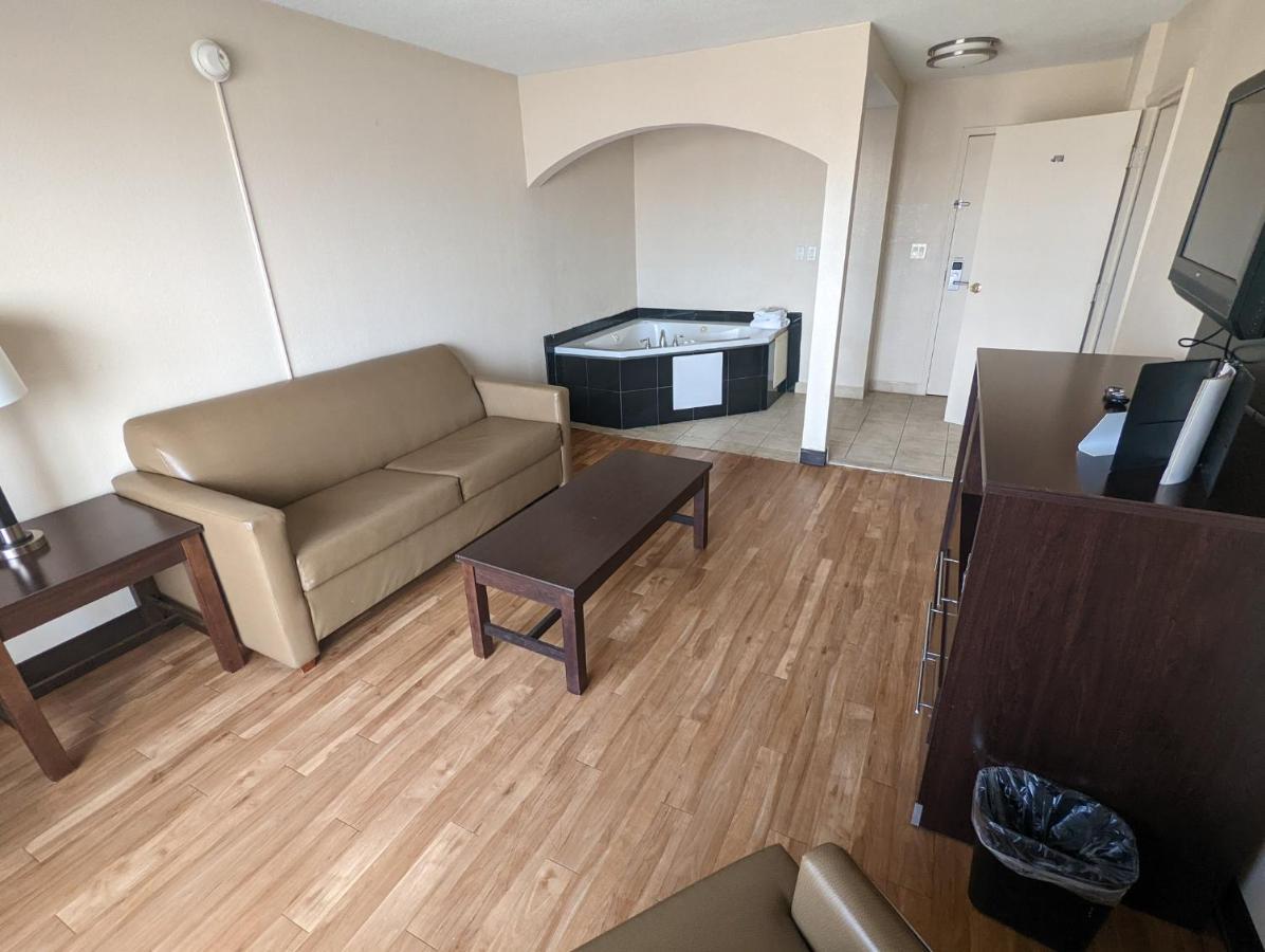 Red Roof Inn Plus+ Wichita East Bagian luar foto