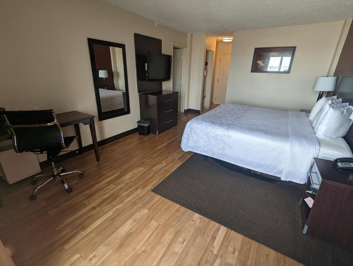 Red Roof Inn Plus+ Wichita East Bagian luar foto