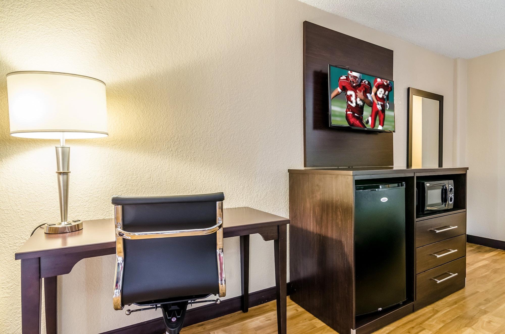 Red Roof Inn Plus+ Wichita East Bagian luar foto