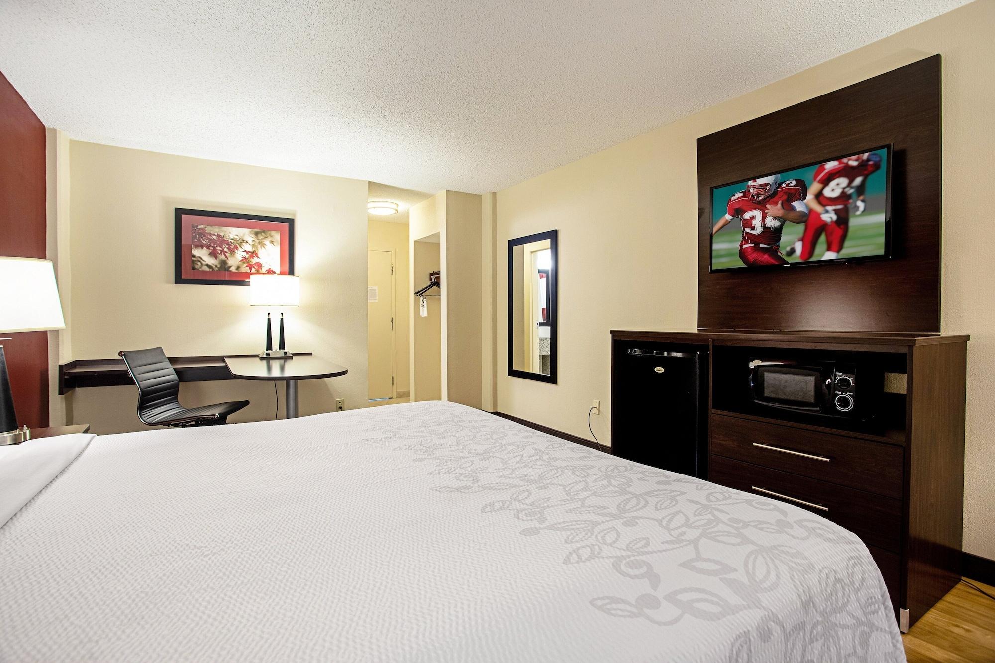 Red Roof Inn Plus+ Wichita East Bagian luar foto